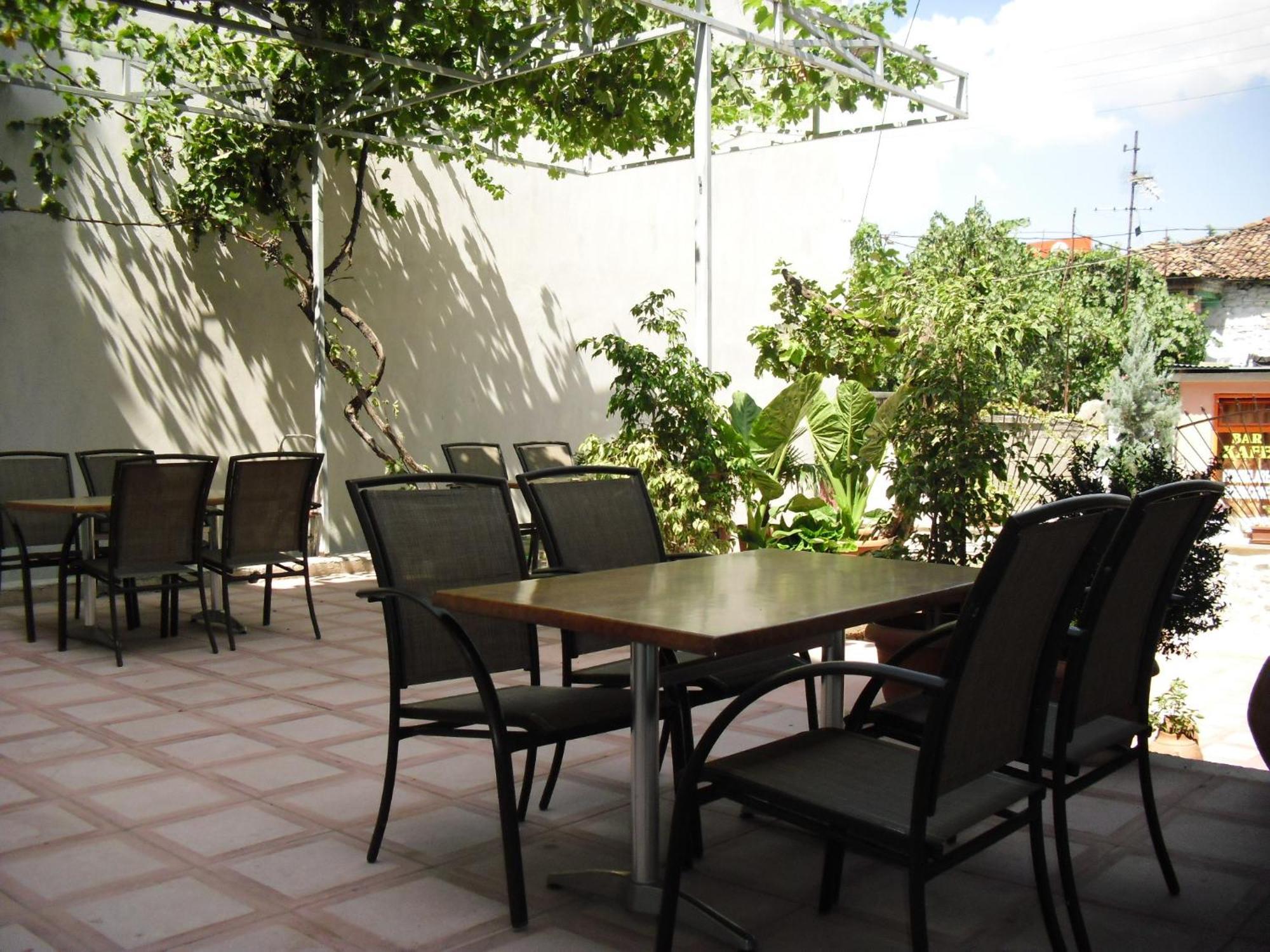 Guest House Bujtina Leon Korce Exterior photo
