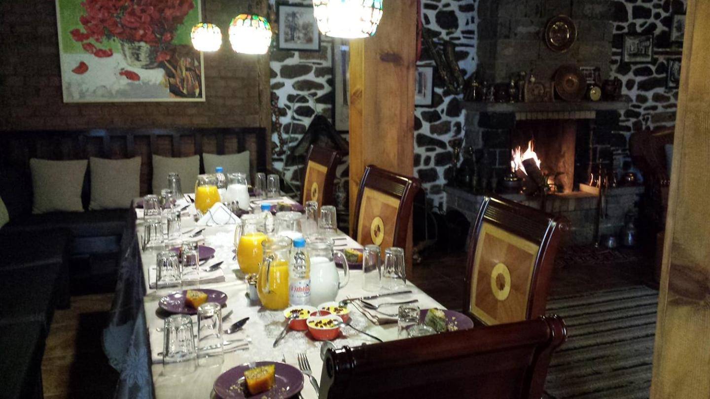 Guest House Bujtina Leon Korce Exterior photo