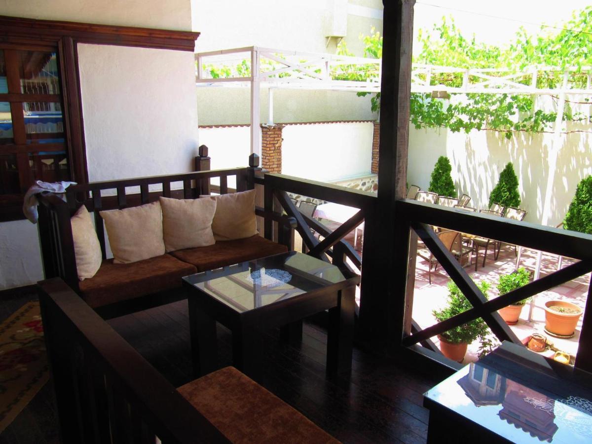 Guest House Bujtina Leon Korce Exterior photo